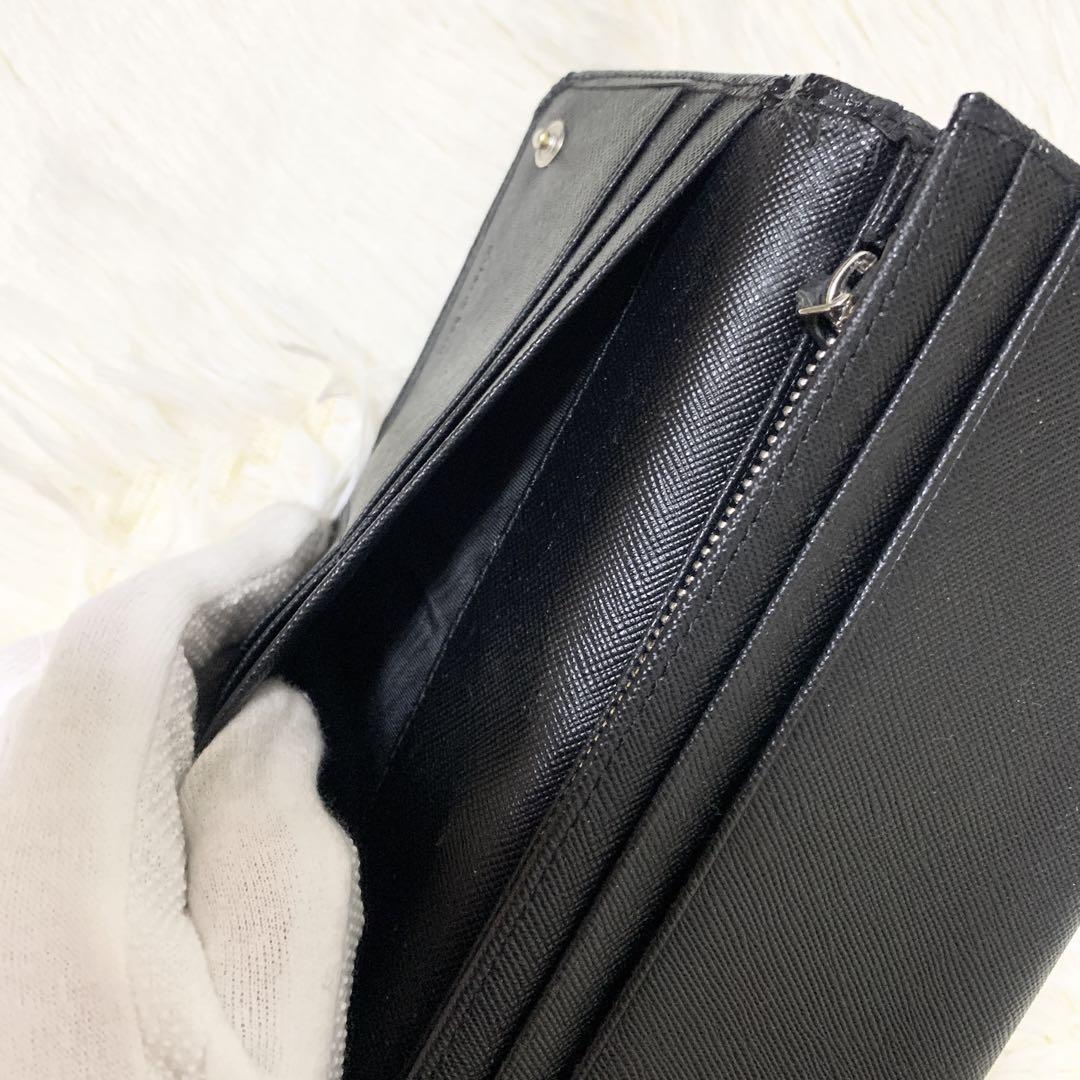 【美品✨】プラダ　二つ折り長財布　金ロゴ レザー 黒