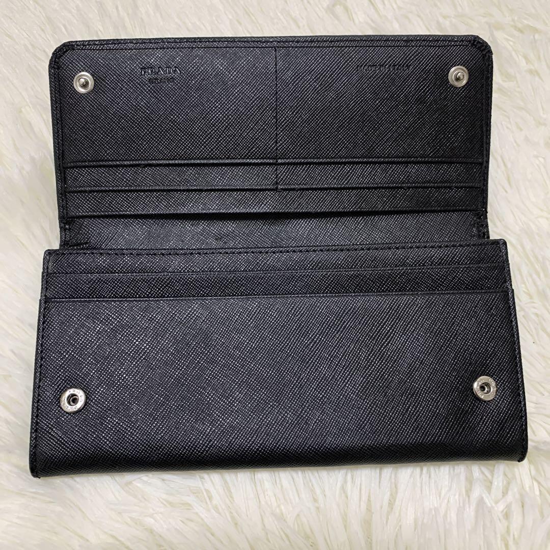 【美品✨】プラダ　二つ折り長財布　金ロゴ レザー 黒