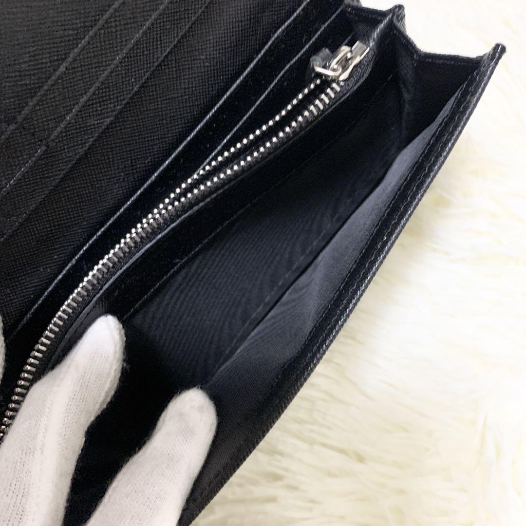 【美品✨】プラダ　二つ折り長財布　金ロゴ レザー 黒