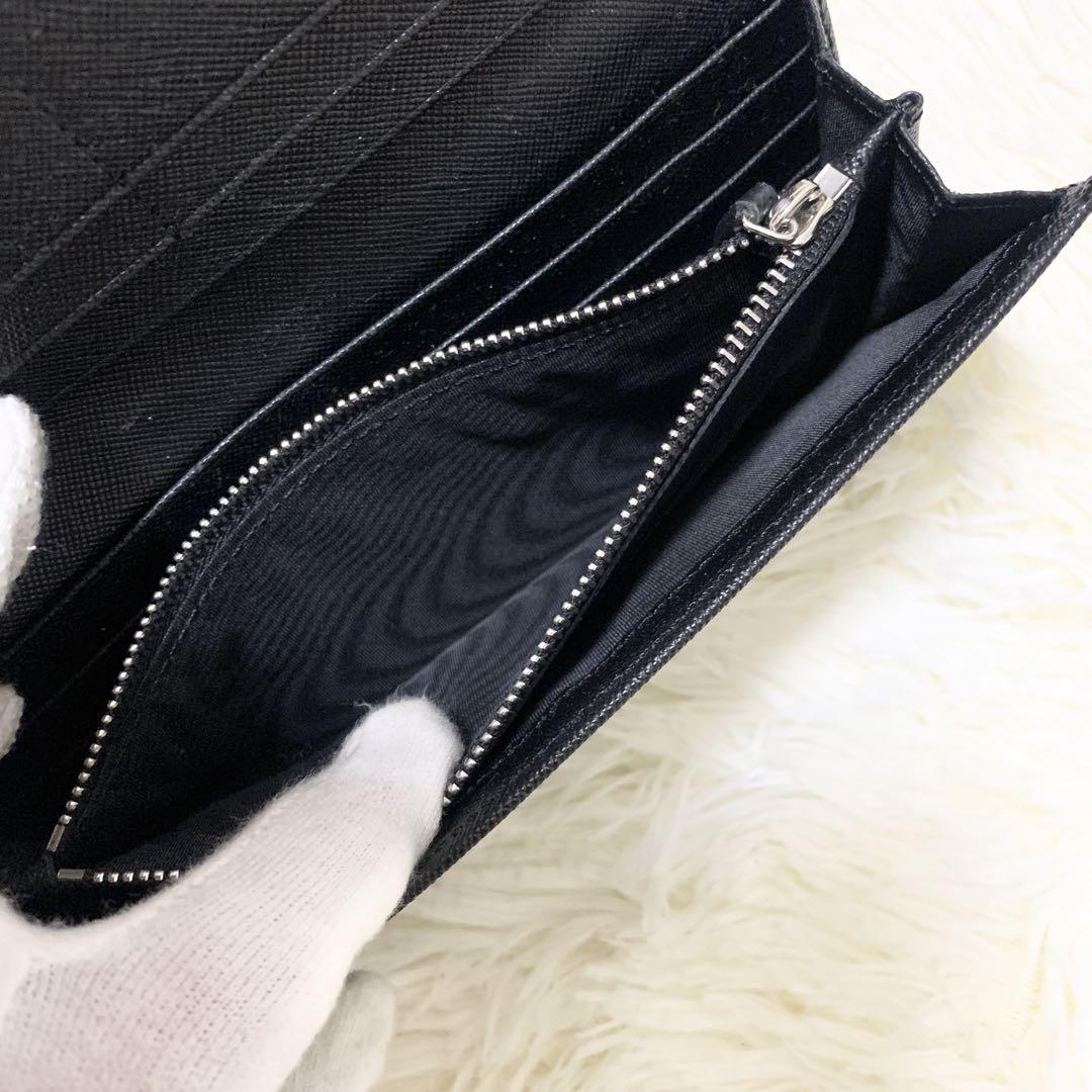 【美品✨】プラダ　二つ折り長財布　金ロゴ レザー 黒