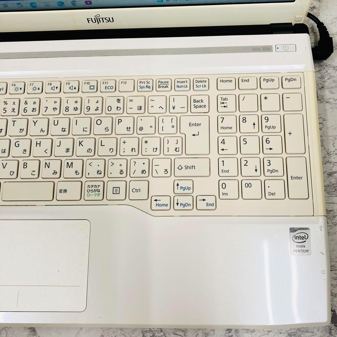 ✨すぐ使える薄型 ノートパソコン✨Windows10 カメラ付き 白 富士通