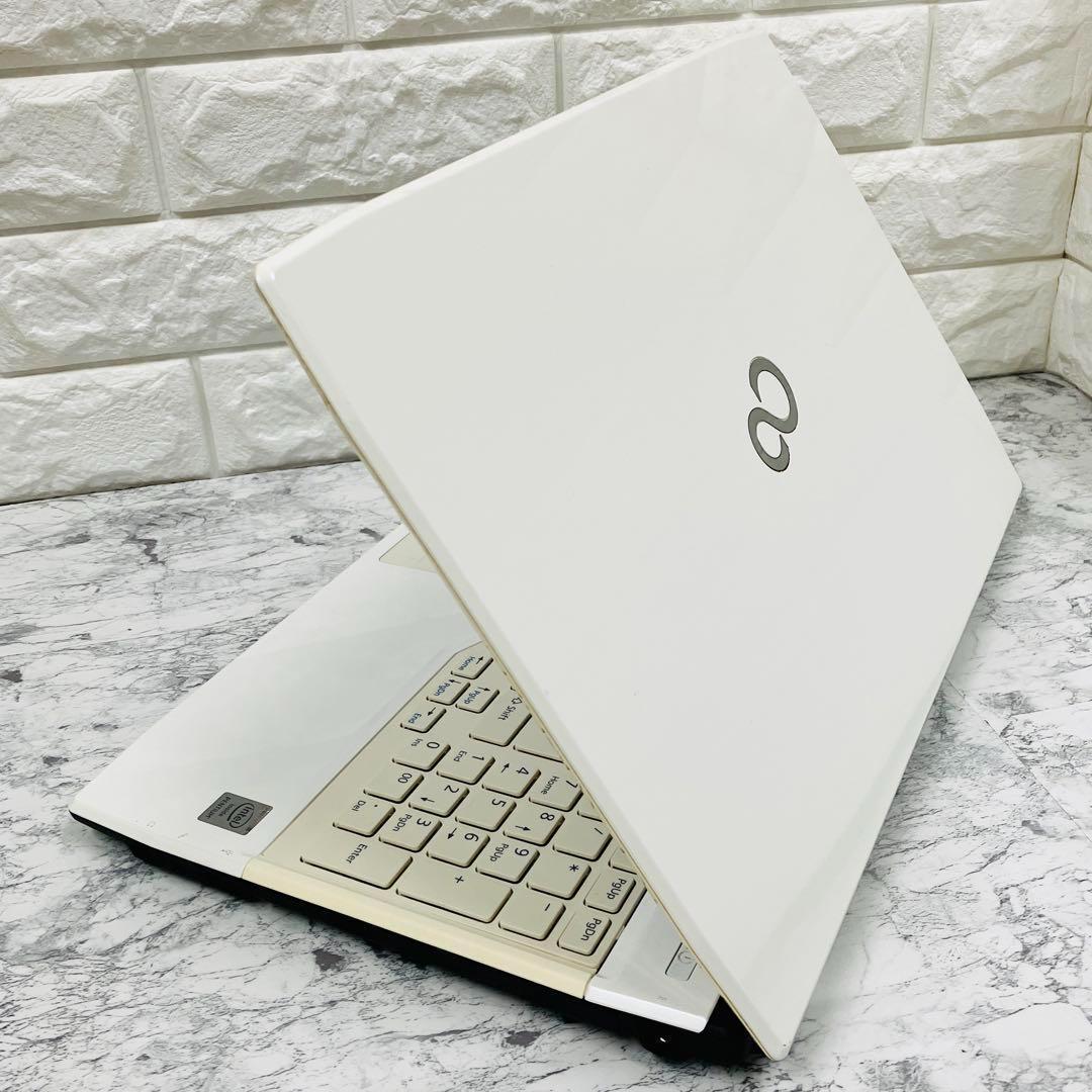 ✨すぐ使える薄型 ノートパソコン✨Windows10 カメラ付き 白 富士通