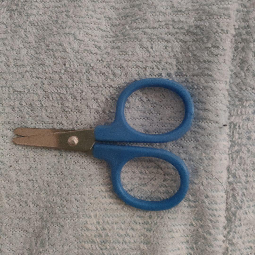 青い文房具用はさみ