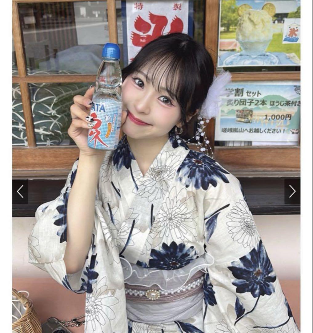 青い花柄の女性用浴衣