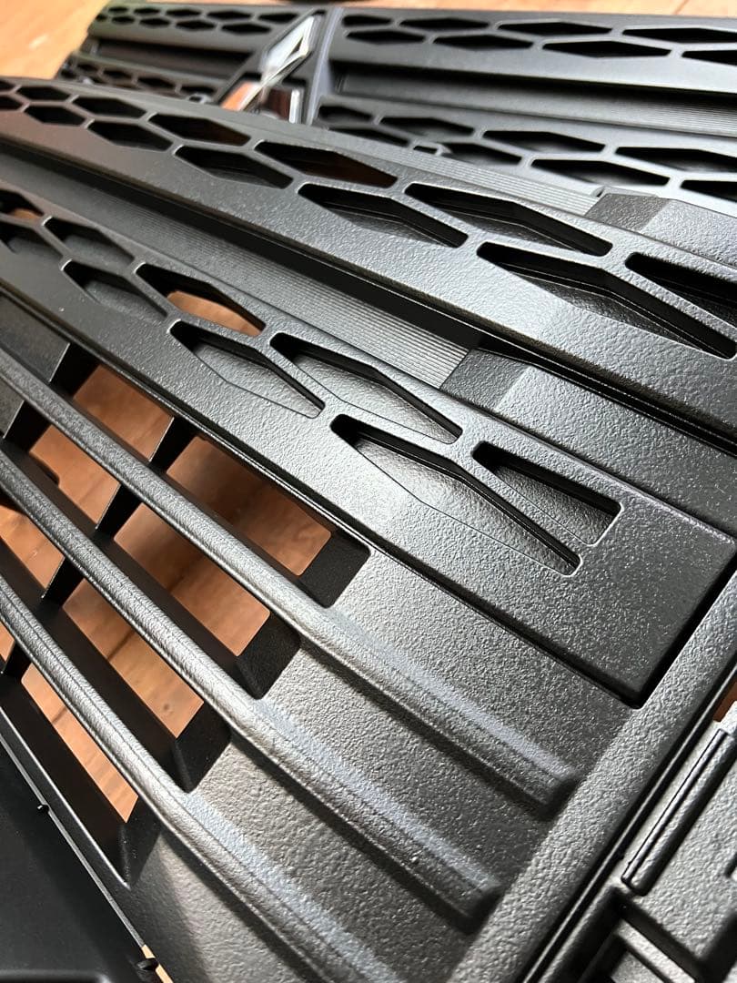 送料込み。新型デリカD5 フロントグリル周り一式 チッピング塗装品 送料込み。新型デリカD5 フロントグリル周り一式 チッピング塗装品