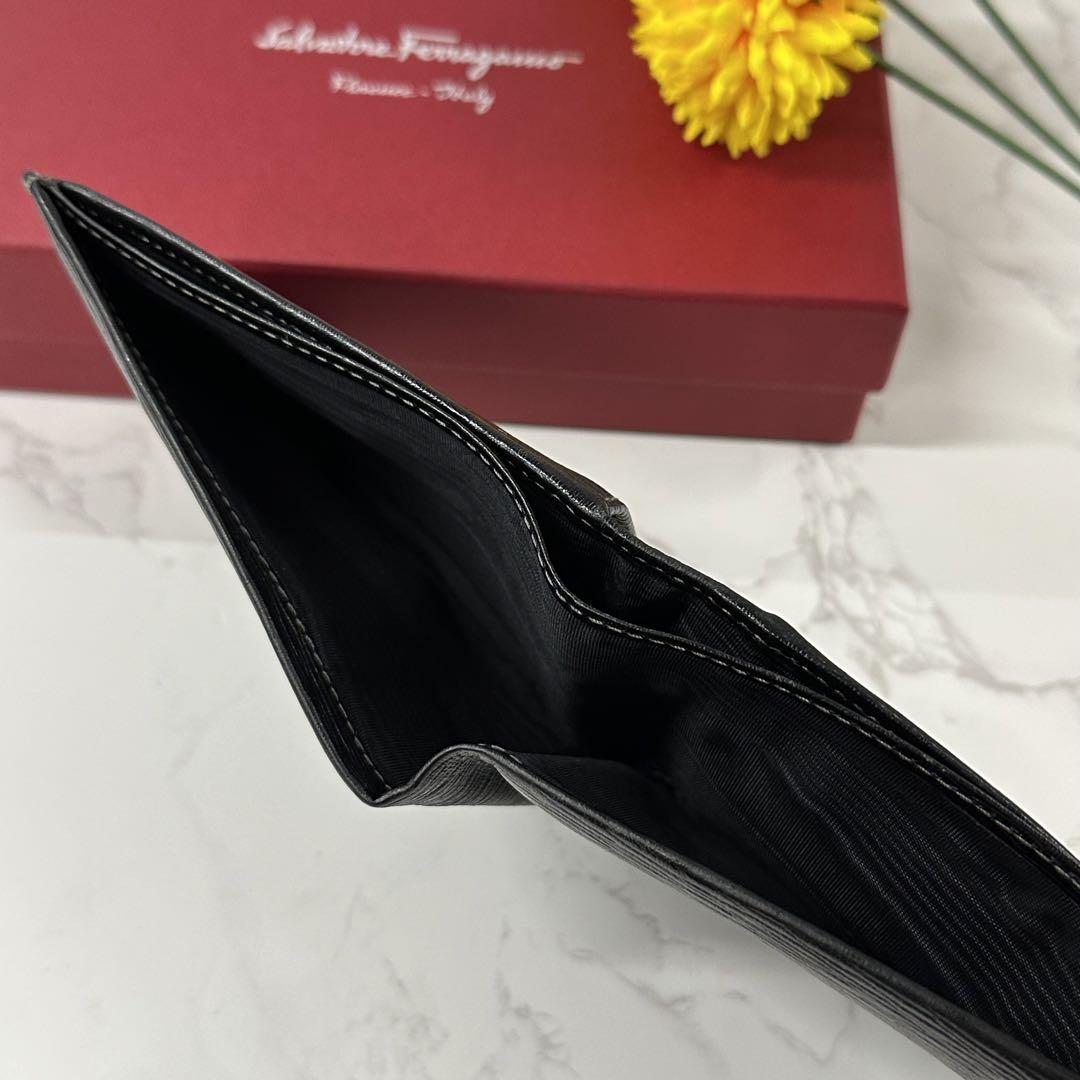 新品同様‼️ サルヴァトーレフェラガモ　財布　二つ折り　折り財布