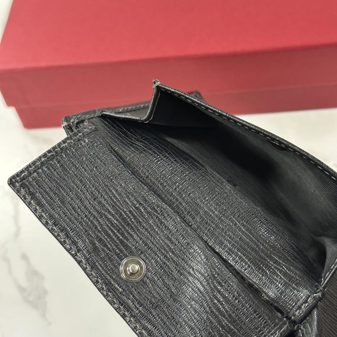 新品同様‼️ サルヴァトーレフェラガモ　財布　二つ折り　折り財布