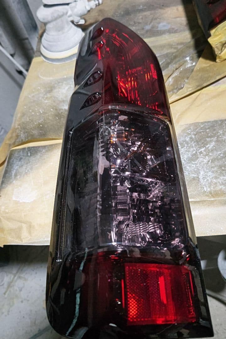 ハイエース200系純正納車外しテールベースキャンディブラックスモークDブラウン