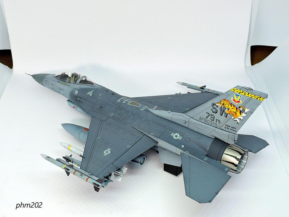 【飛行状態】タミヤ 1/72 F-16CJ（ブロック50　フル装備仕様）完成品