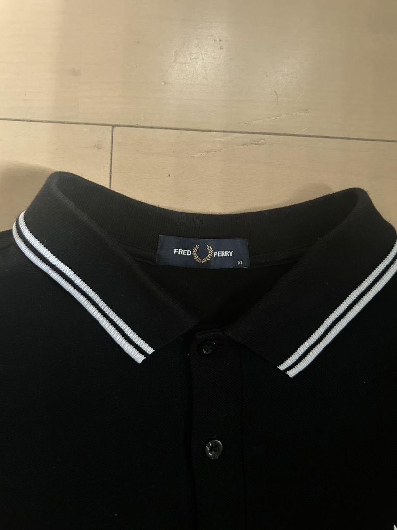 FRED PERRY ブラックポロシャツ ストライプ付き