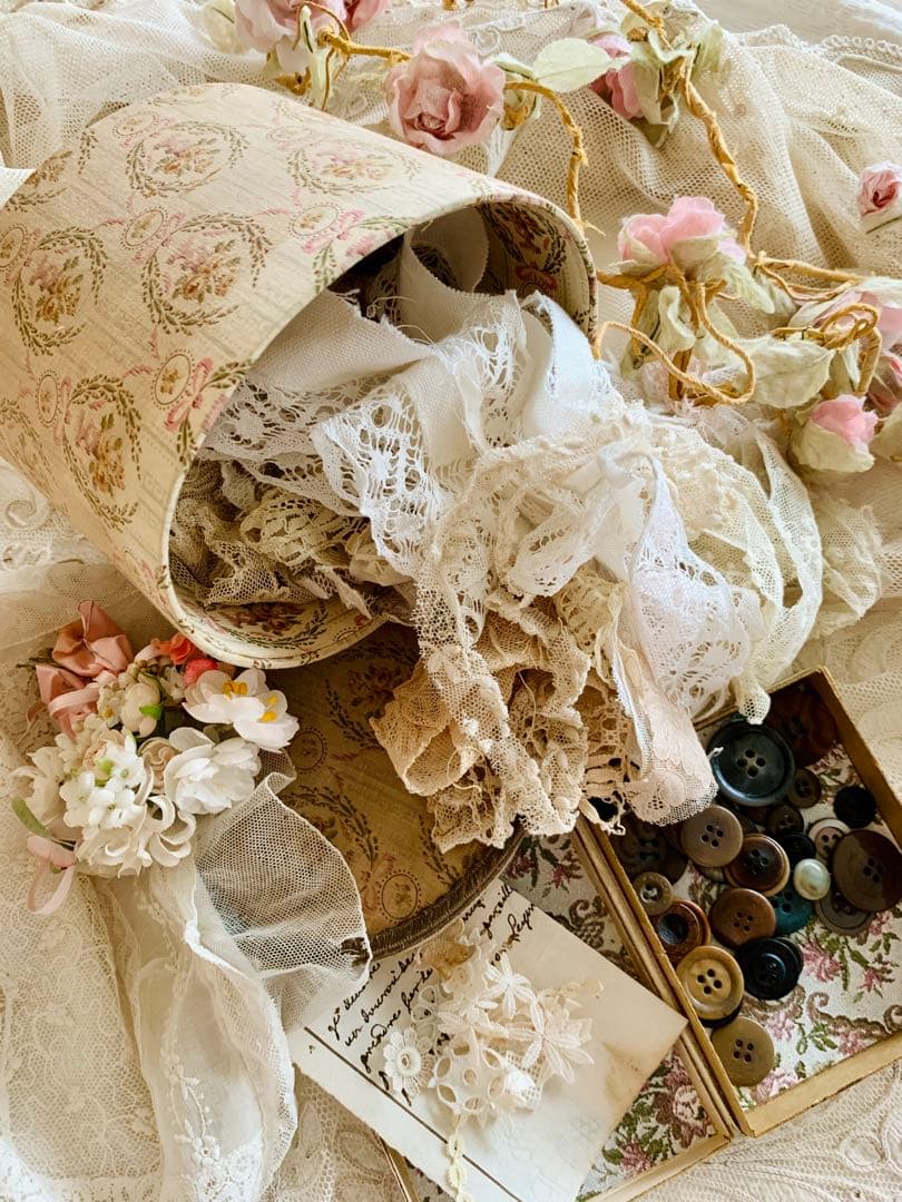 フランスアンティークローズメディシス柄カルトナージュボックス＆レースボタンset