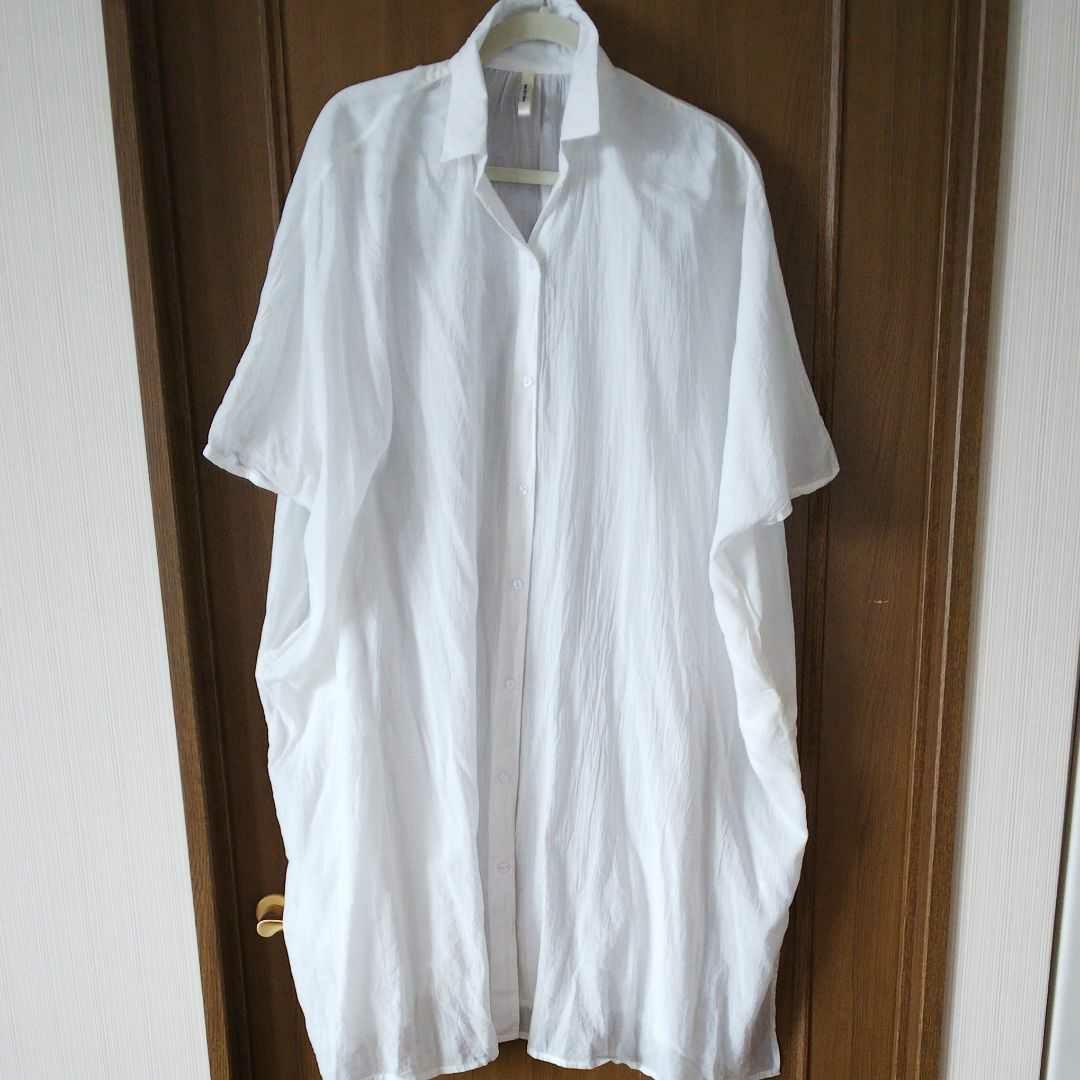 メルカリ ふわふわシャツワンピース ホワイト白新品ロング丈 トップス レディースｍ L ロングワンピース 3 333 中古や未使用のフリマ