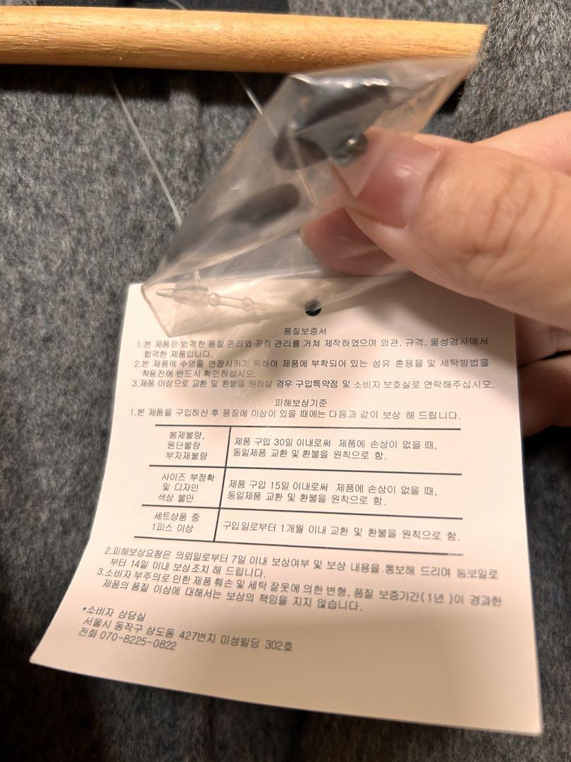 グレー