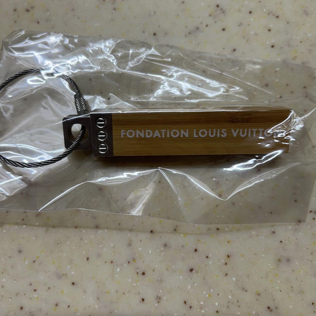 ワールド オンラインストア 新品未開封 フォンダシオンルイヴィトン キーホルダー 美術館 小物