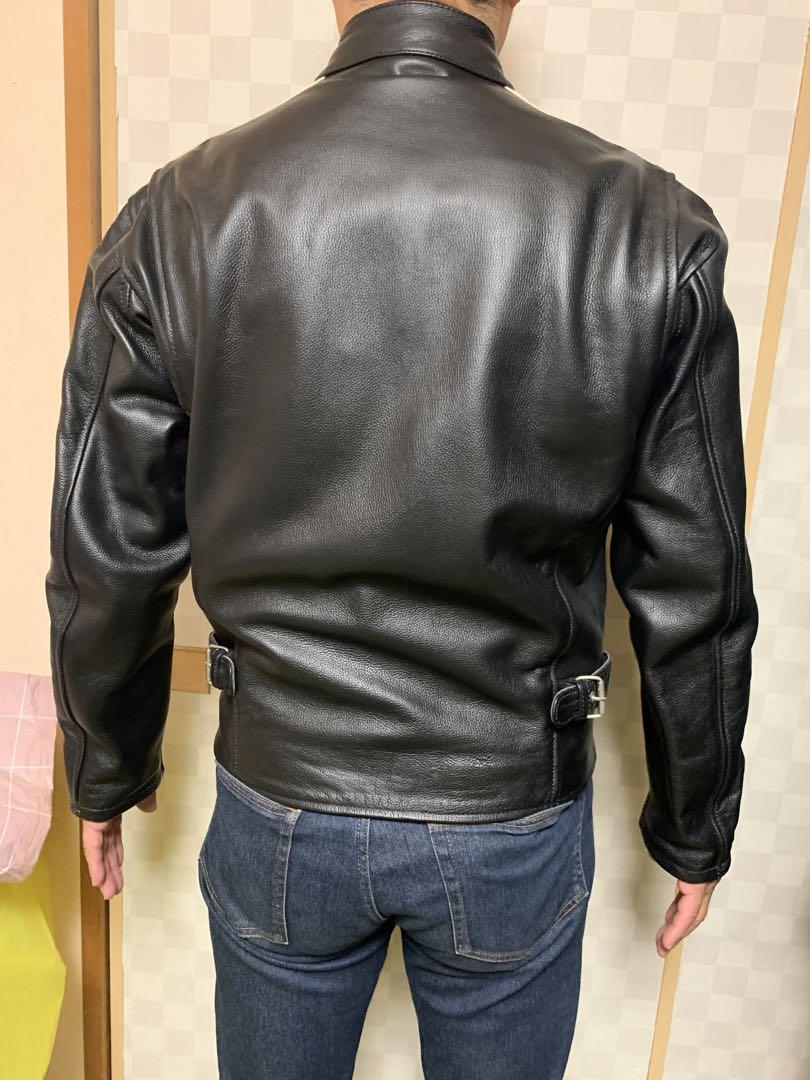 黒と白のレザージャケット ライダース