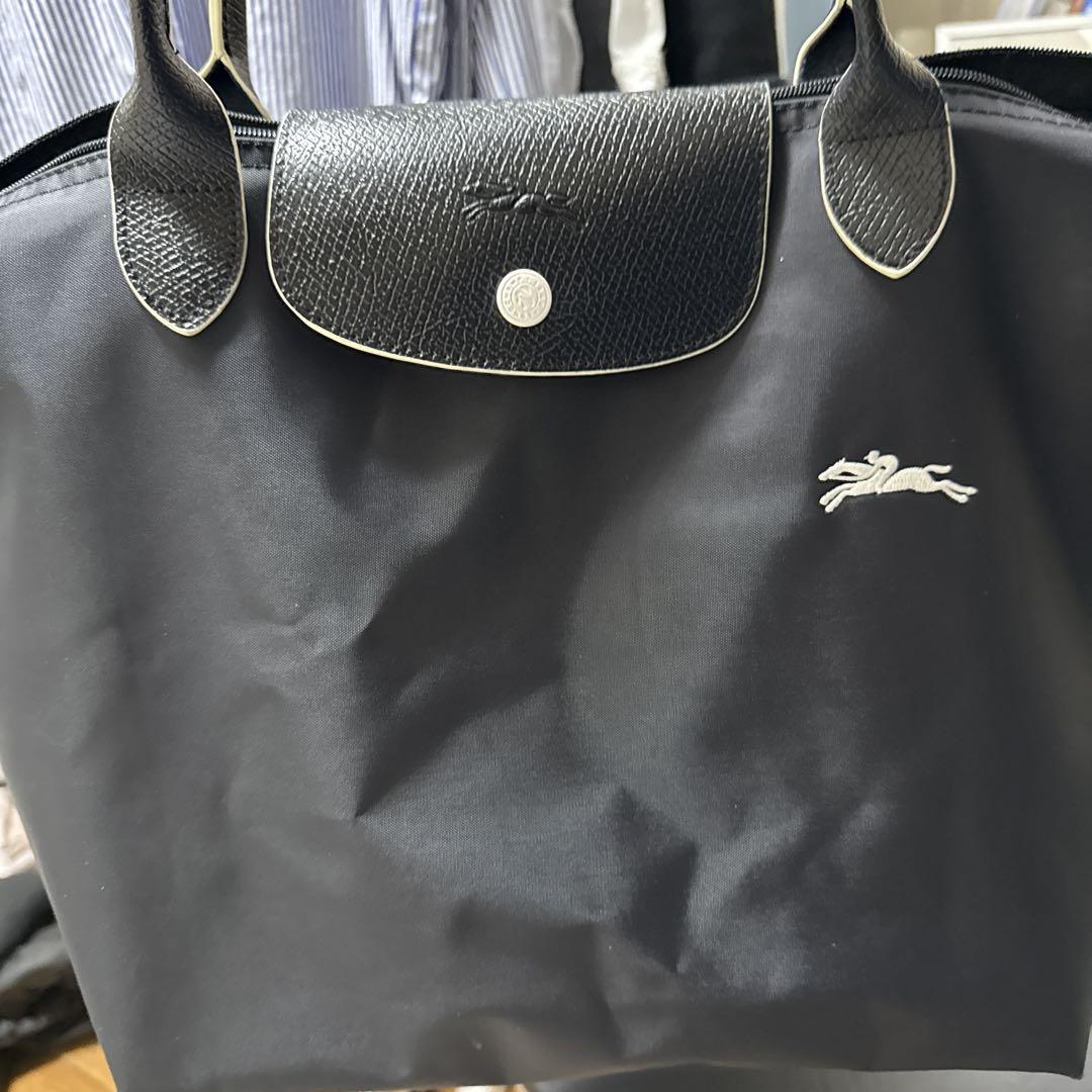 黒いナイロン製トートバッグ