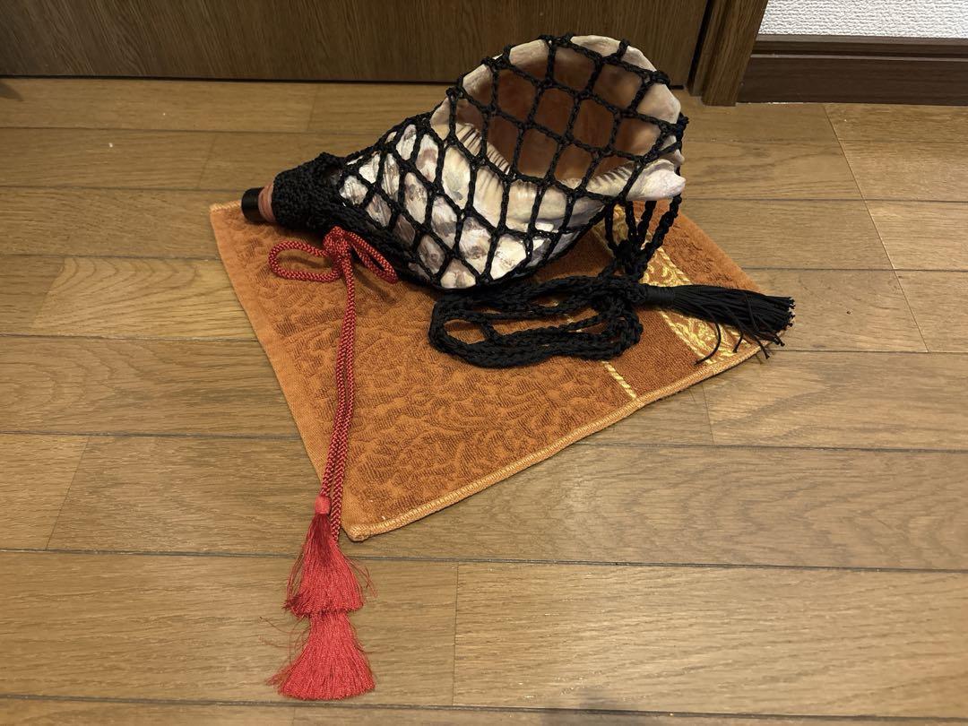 法螺貝　網袋　赤飾り紐付き　(オブジェ)