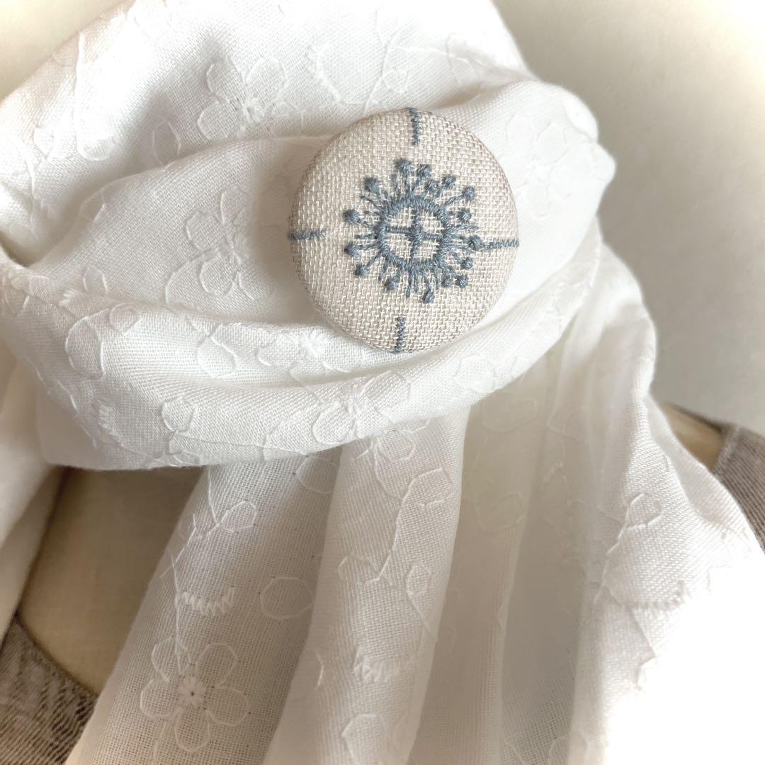 ミナペルホネンハンドメイドanemoneのブローチと白い刺繍レース