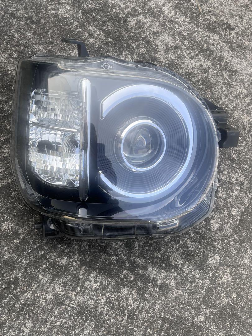 LA550S　ダイハツ　ミラトコット　ヘッドライトright 右
