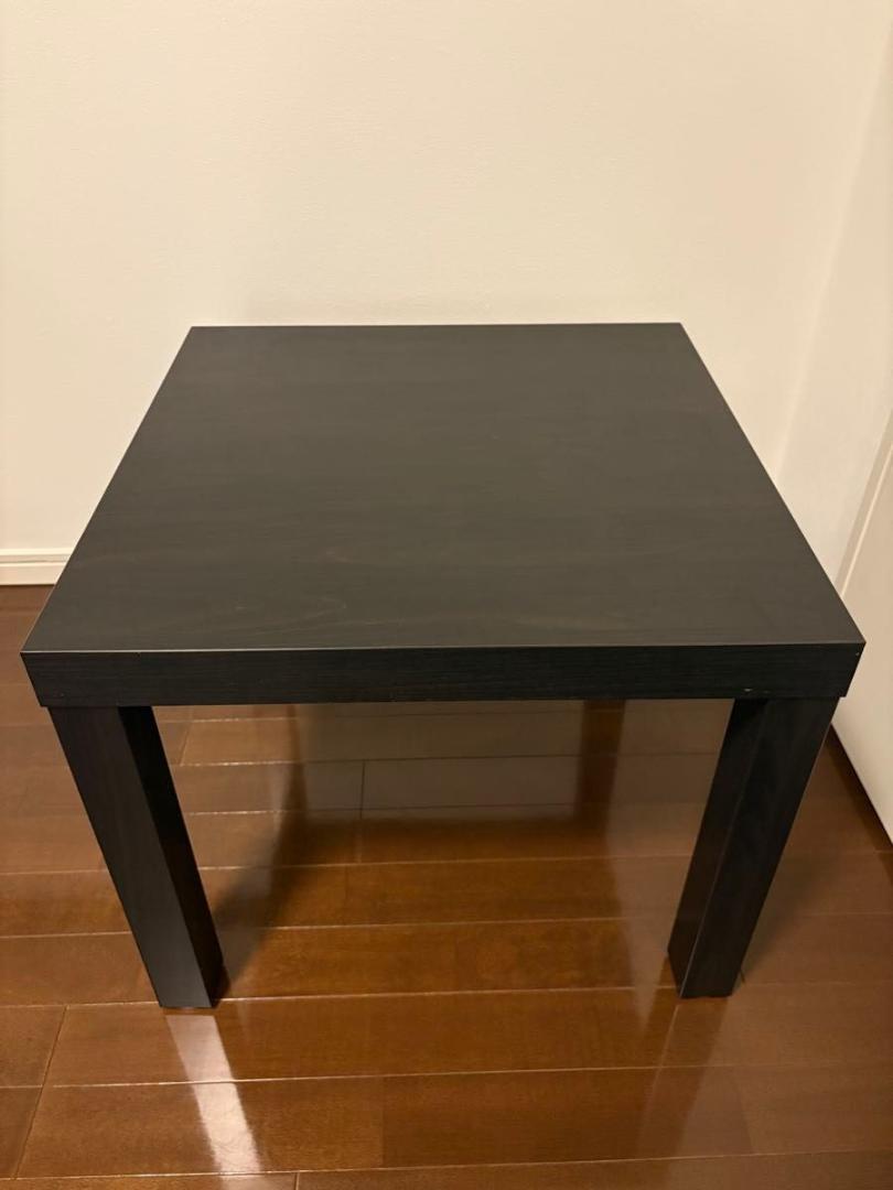 黒の木製正方形テーブル