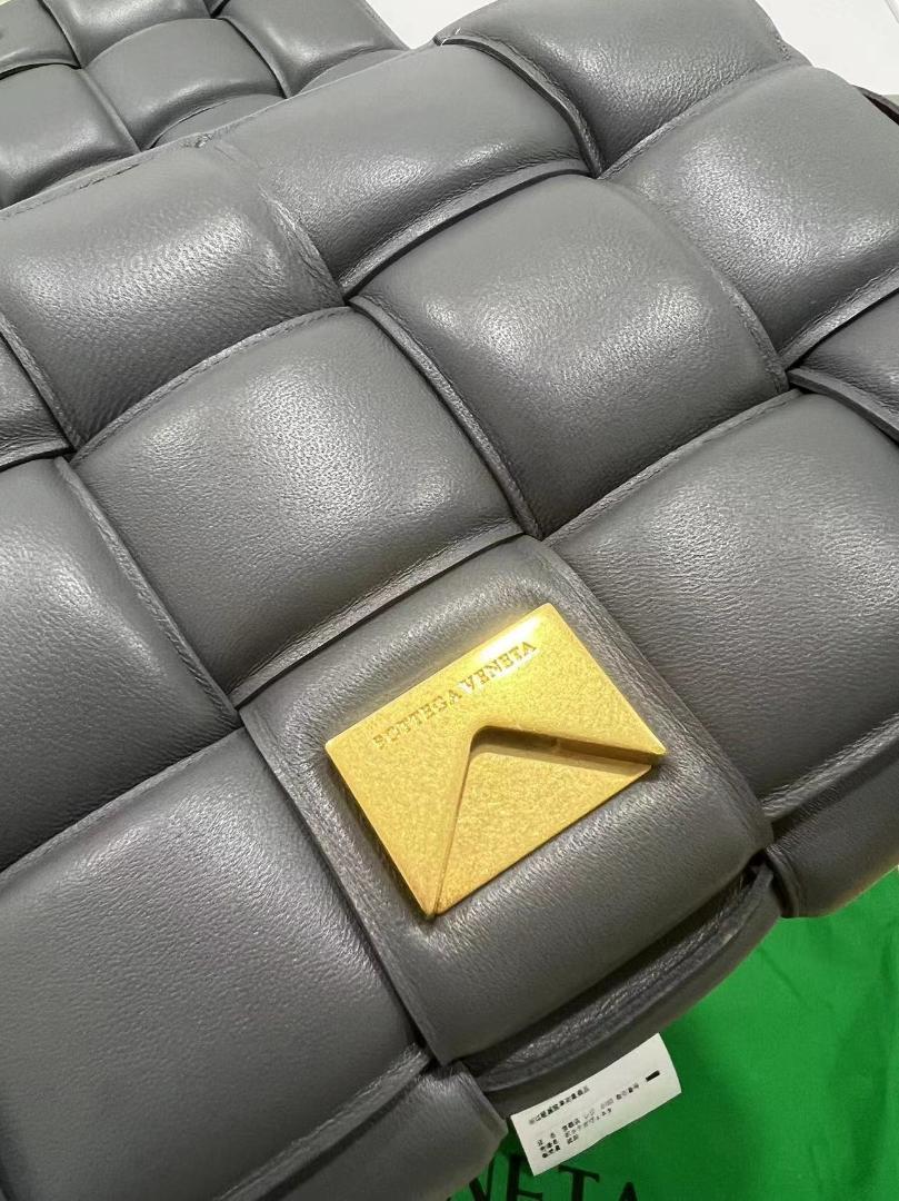 ボッテガヴェネタ パデッドカセット クラシック サンダー グレー
