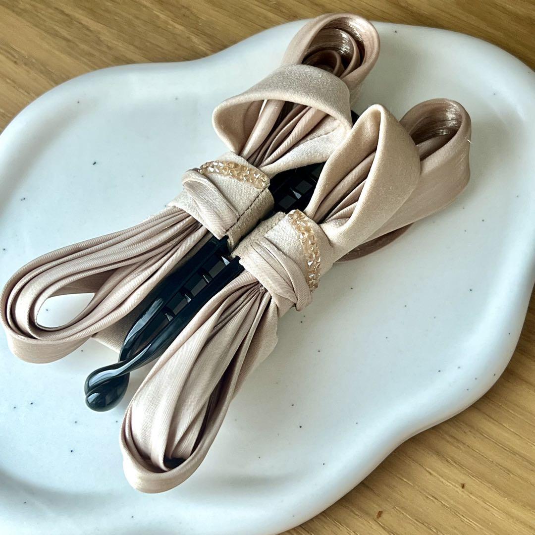 美品 コンプレックスビズ シュカブラリボンバナナクリップ ベージュ コンプレックスビズ シュカブラリボン バナナクリップ ベージュ