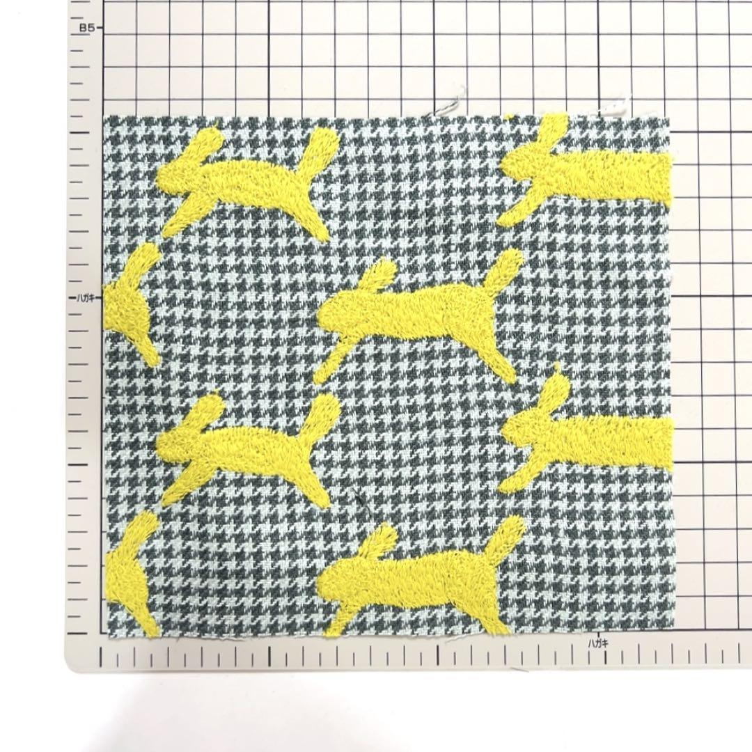 ミナペルホネン はぎれ runrunrun ライトグリーンにイエロー刺繍