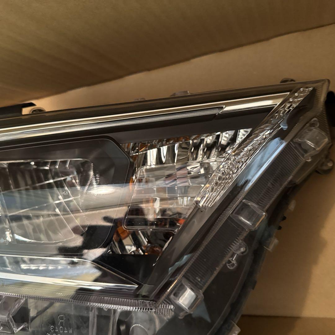 トヨタ RAV4 adventureガソリンモデルヘッドライト左右 中古品