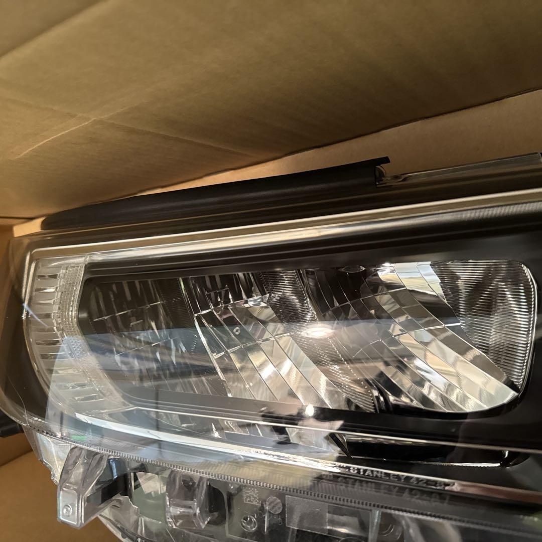 トヨタ RAV4 adventureガソリンモデルヘッドライト左右 中古品