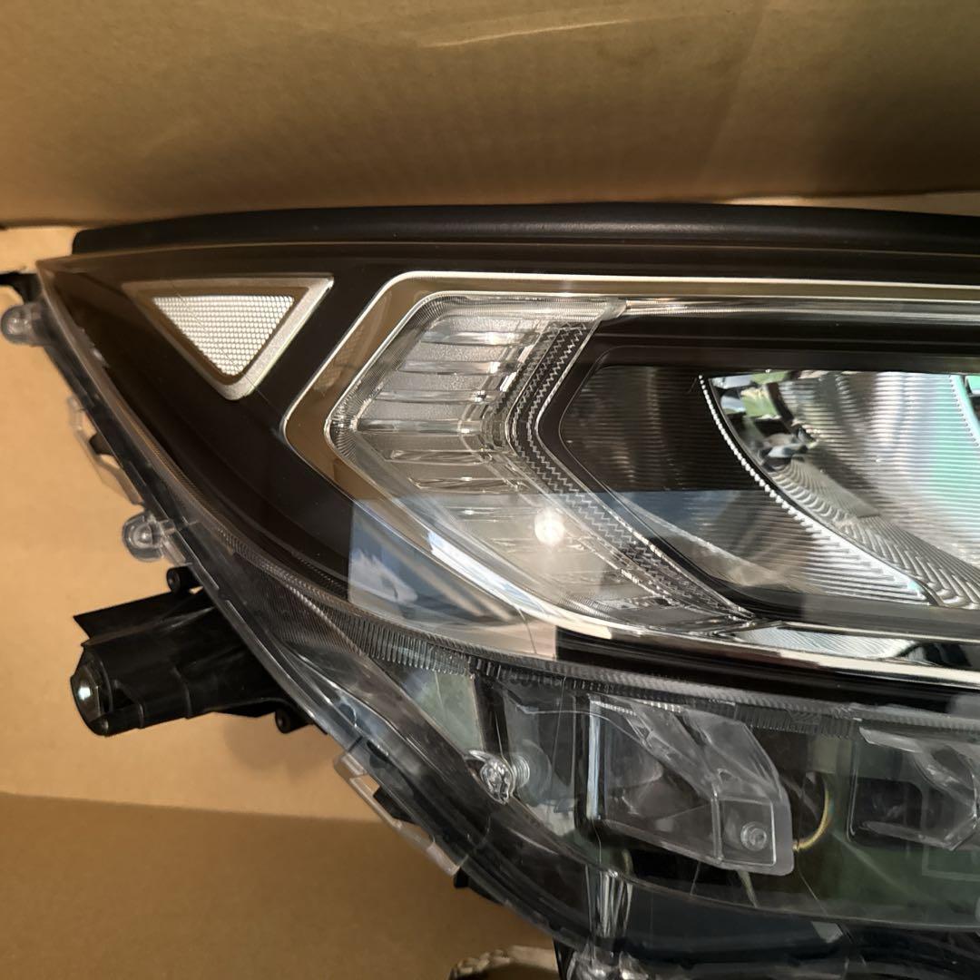トヨタ RAV4 adventureガソリンモデルヘッドライト左右 中古品