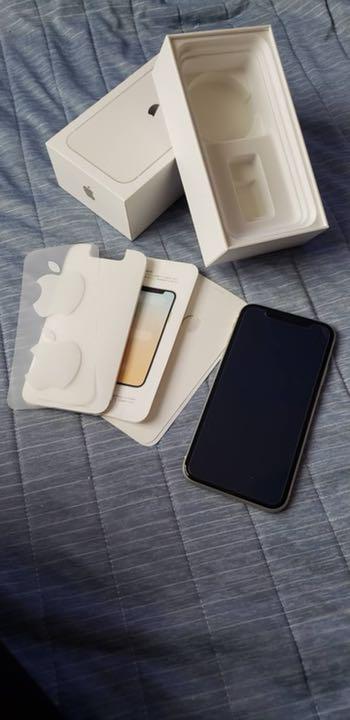 iPhone 11 ホワイト 64 GB au