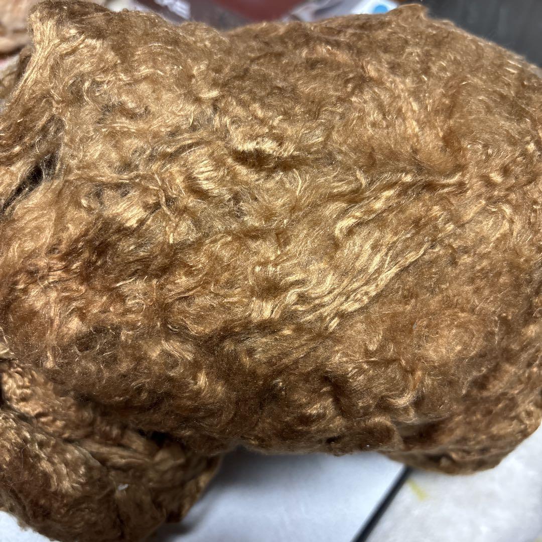 カールした茶色シルク
