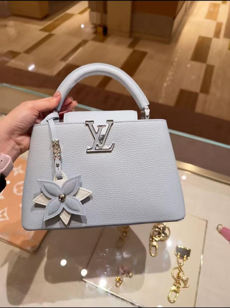 Louis Vuitton ライトブルー ショルダーバッグ - メルカリ