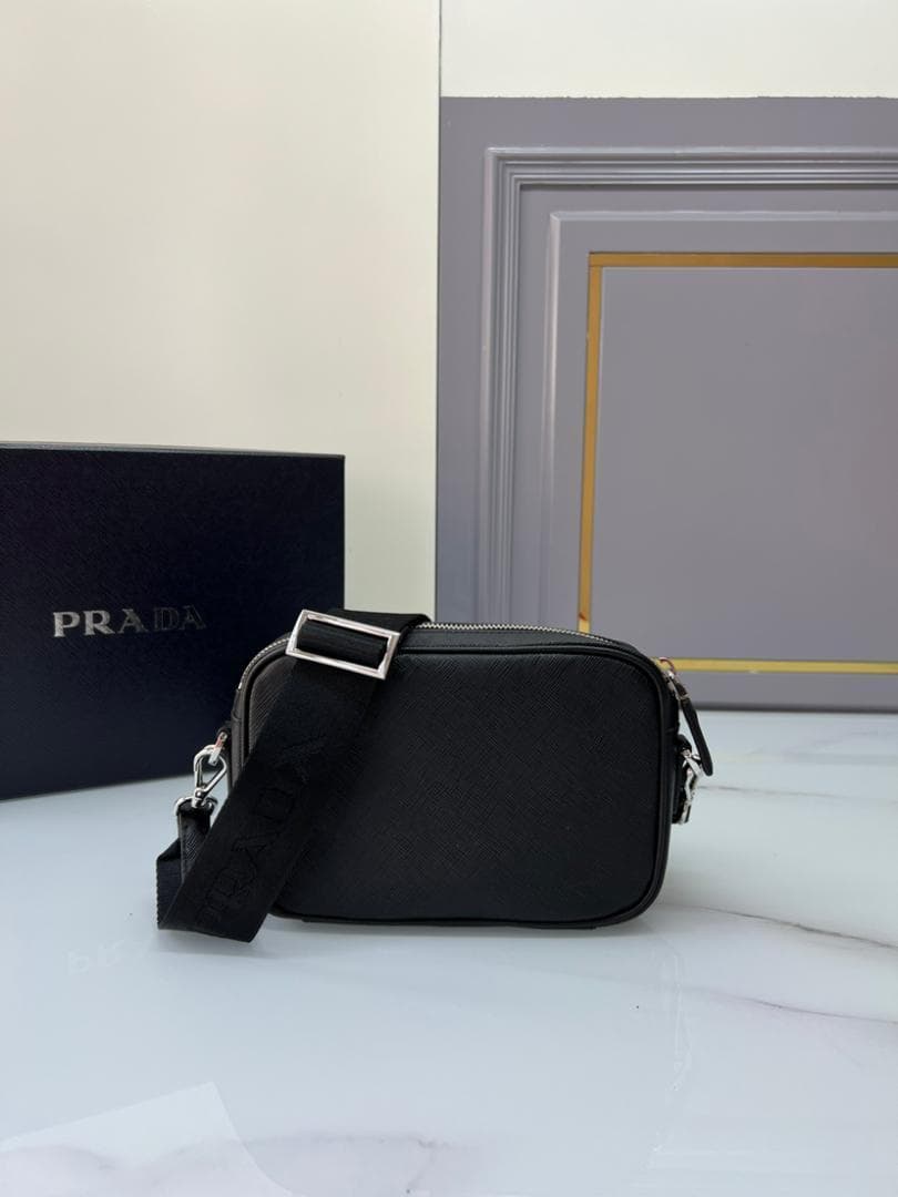 PRADA ブラック ショルダーバッグ