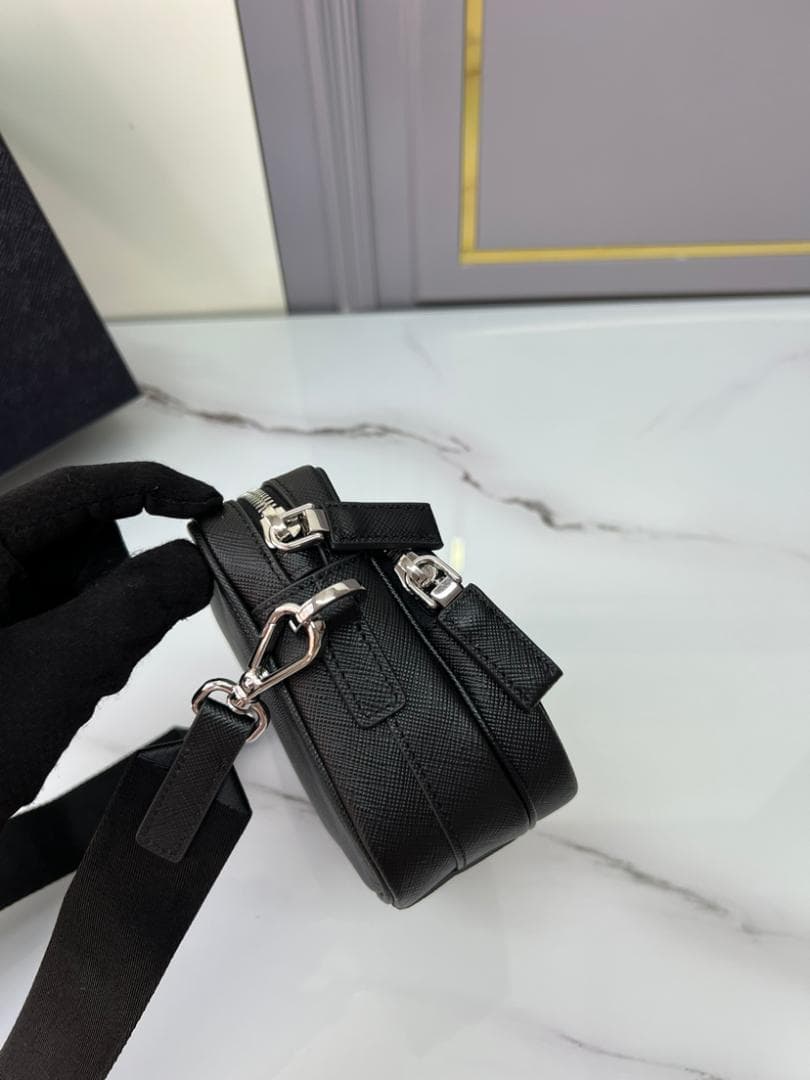 PRADA ブラック ショルダーバッグ