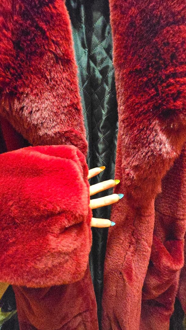 フード付き赤ファーコート