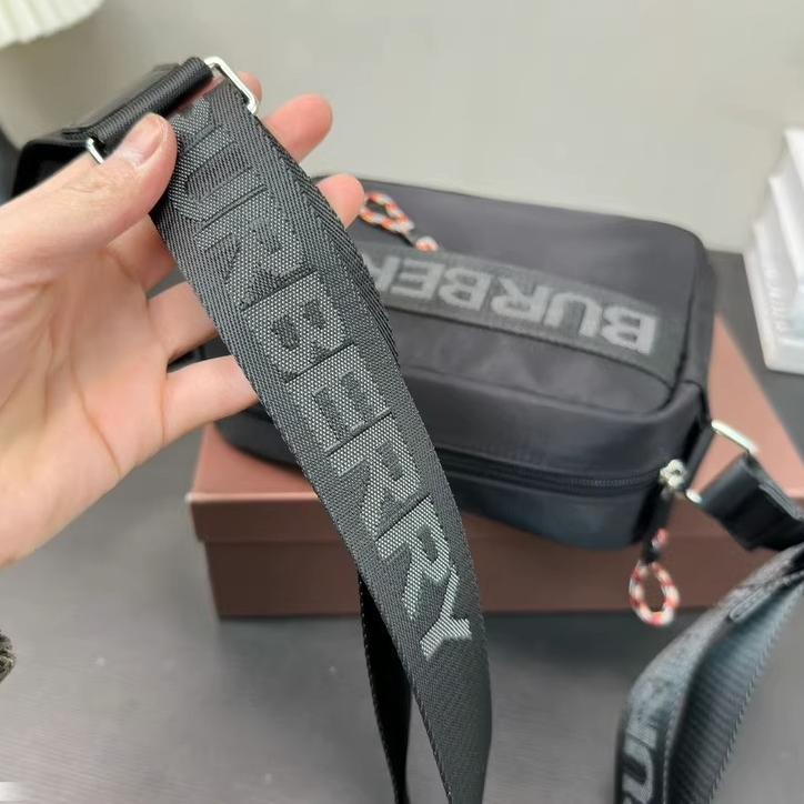 即日発送しますBURBERRY ブラック ショルダーバッグ-MM輸入