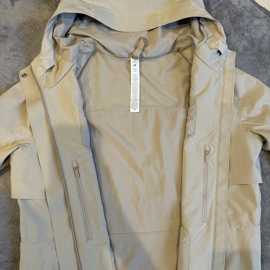 lululemonフード付きベージュレインコート 美品 Lululemon ルルレモン Rain Rebel レインコート
