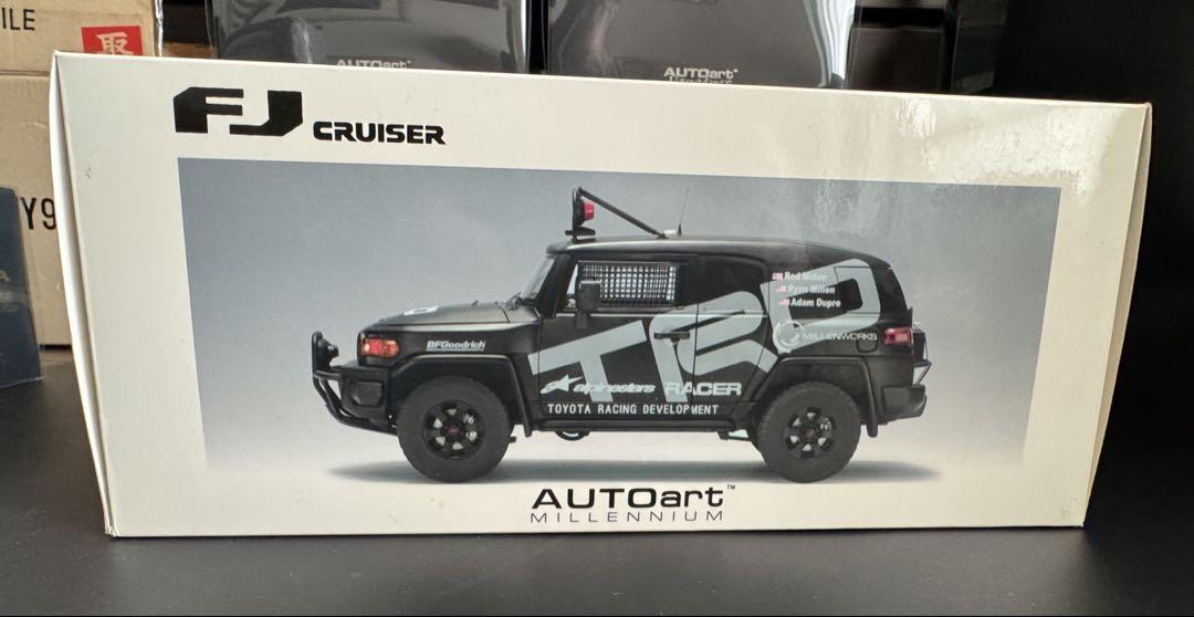 ミニカー FJ CRUISER 1:18 AUTOart