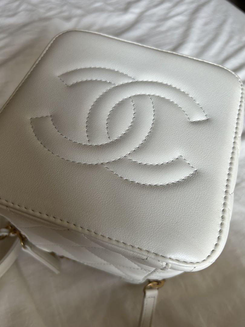 CHANEL ホワイト キルティング ショルダーバッグ