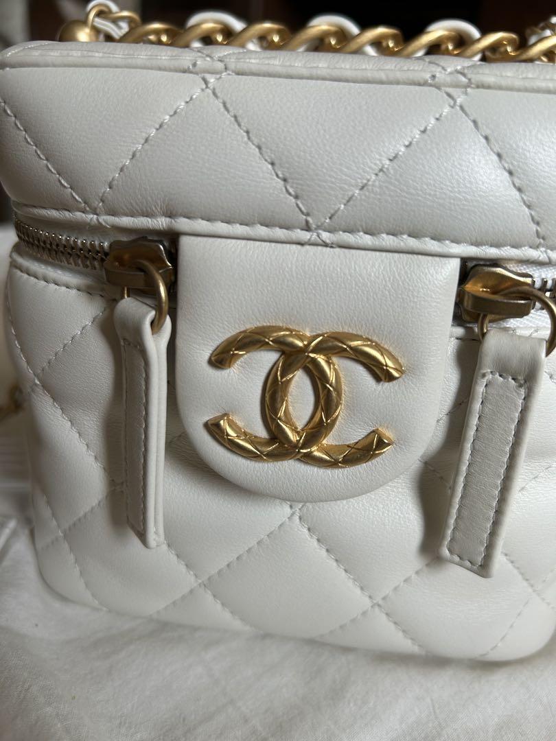 CHANEL ホワイト キルティング ショルダーバッグ