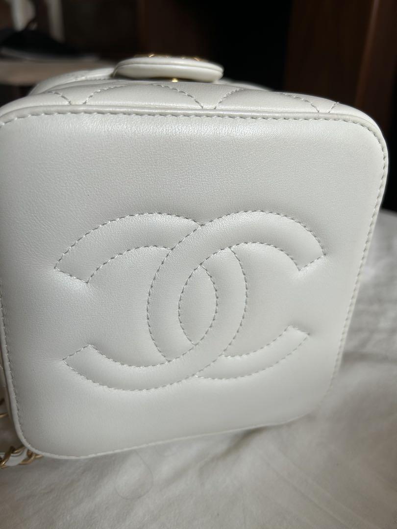 CHANEL ホワイト キルティング ショルダーバッグ