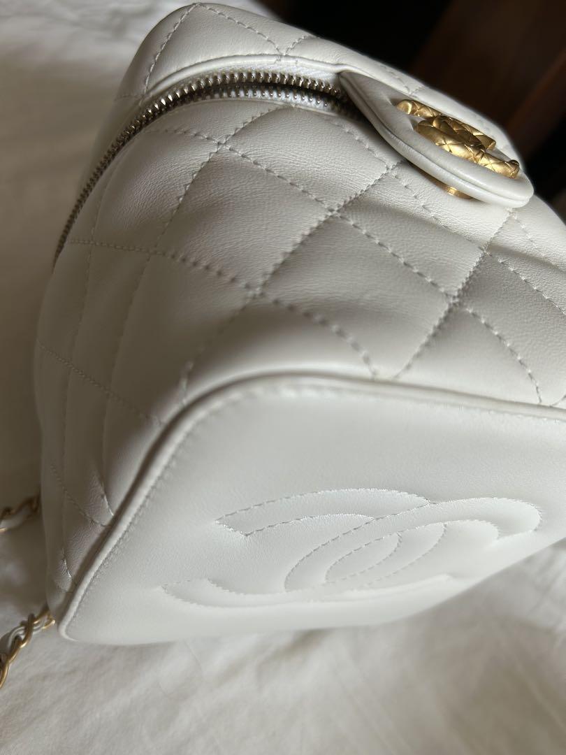 CHANEL ホワイト キルティング ショルダーバッグ