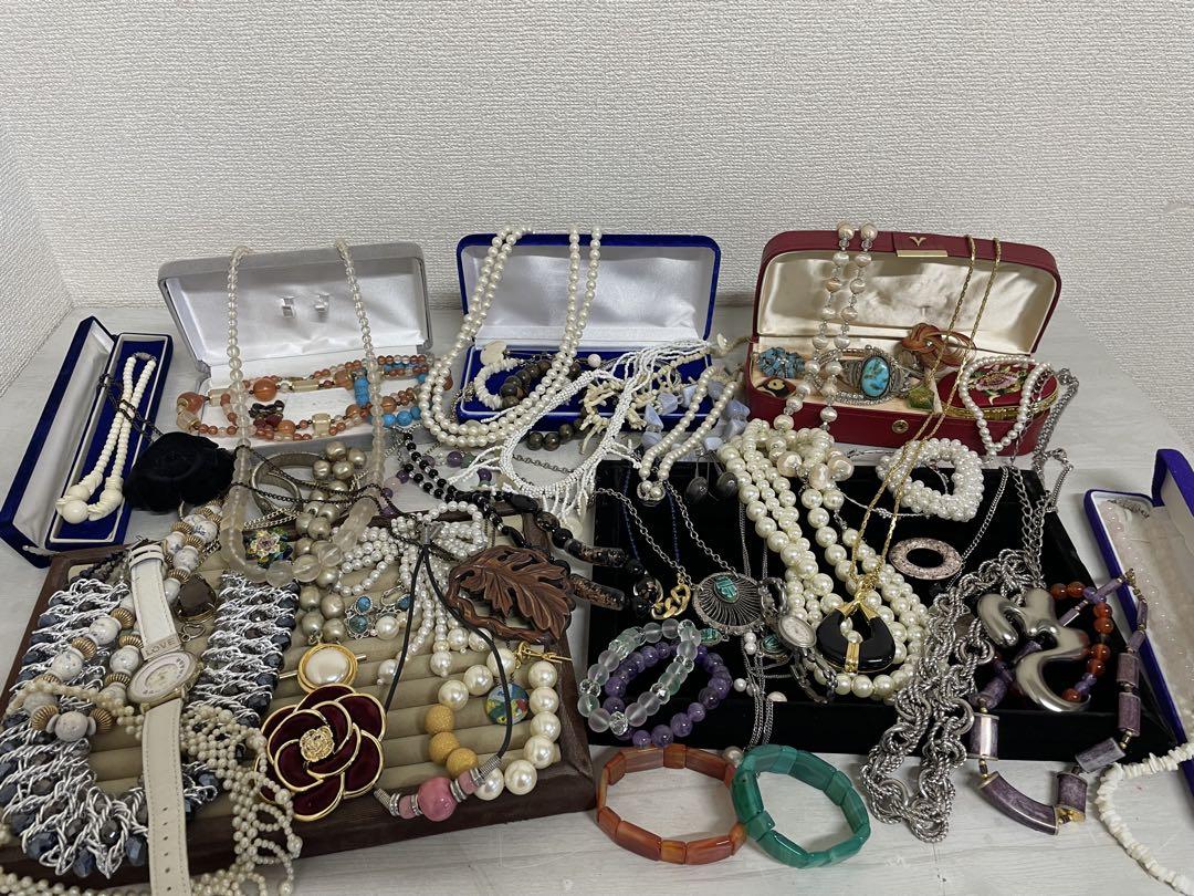 遺品整理 大量アクセサリー 時計 まとめ売り イヤリング ネックレス刻印未検品 遺品整理 大量アクセサリー 時計 まとめ売り イヤリング