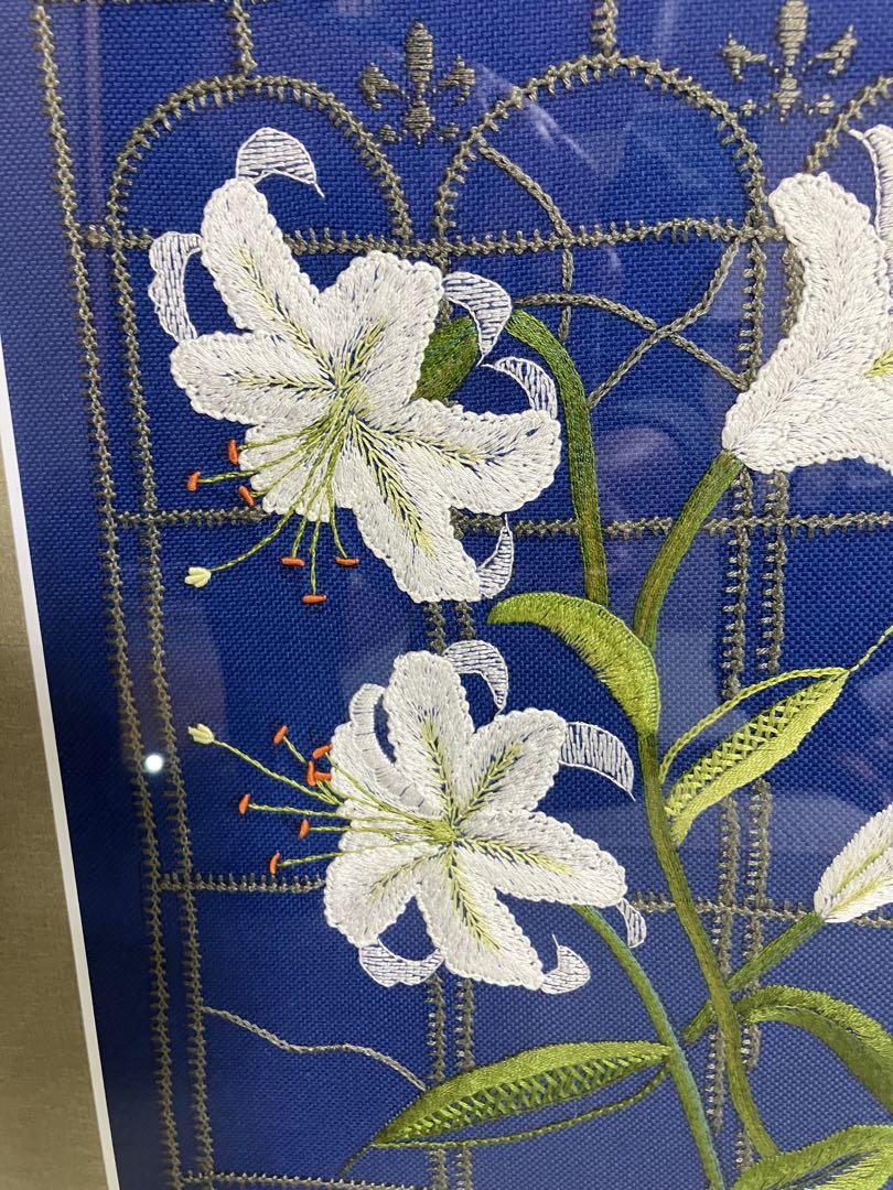 白いユリのフランス刺繍額装ずみ　サイズ縦54横45