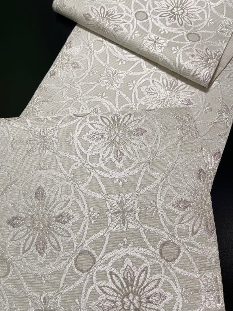 お仕立て付き【志都香謹製 西陣織絽唐織袋帯◆輪宝華文】白 淡い淡い灰黄緑色 お仕立て付き【志都香謹製 西陣織絽唐織袋帯◇輪宝華文】白 淡い淡い灰