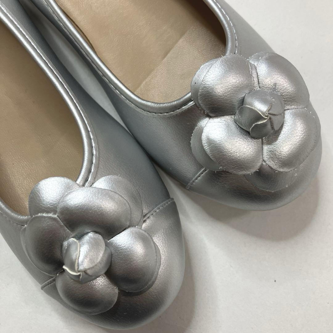 【未使用】インゲボルグシルバー カメリアモチーフ付き パンプス/2024年 正規 品Fashion - 【未使用】インゲボルグシルバー カメリア