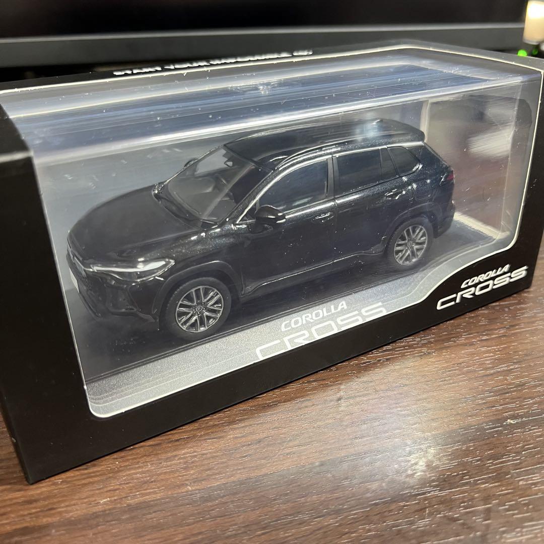 【完全未開封】新型カローラクロス　ミニカー　カラーサンプル　ブラックマイカ