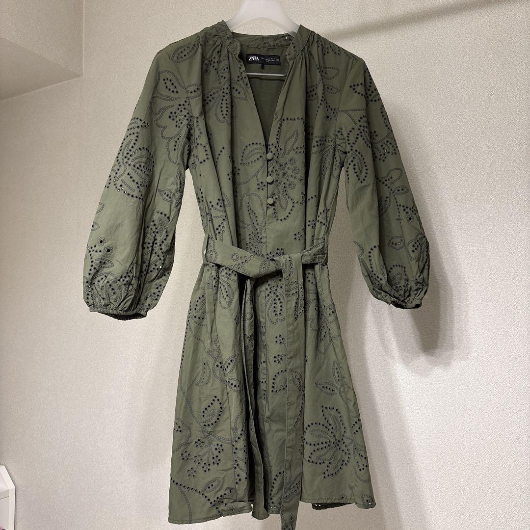 ZARA ラバーフィニッシュ刺繍入りショート丈ワンピース - メルカリ