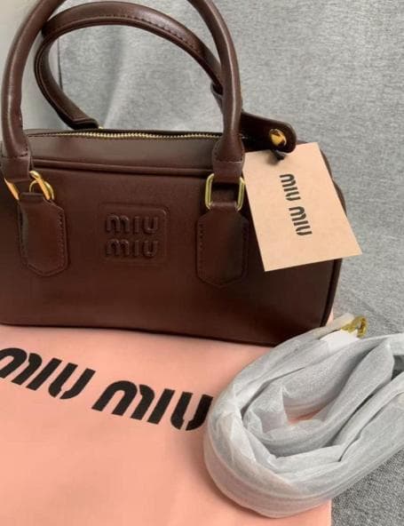 未使用 MIUMIU ボウリングバッグ 茶色 レザー 上品フォルム 未使用 MIUMIU ボウリングバッグ 茶色 レザー 上品フォルム
